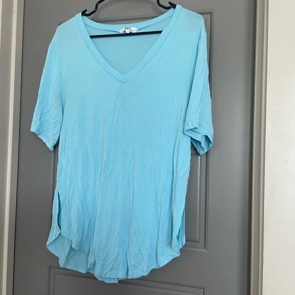 Piko v-neck tee